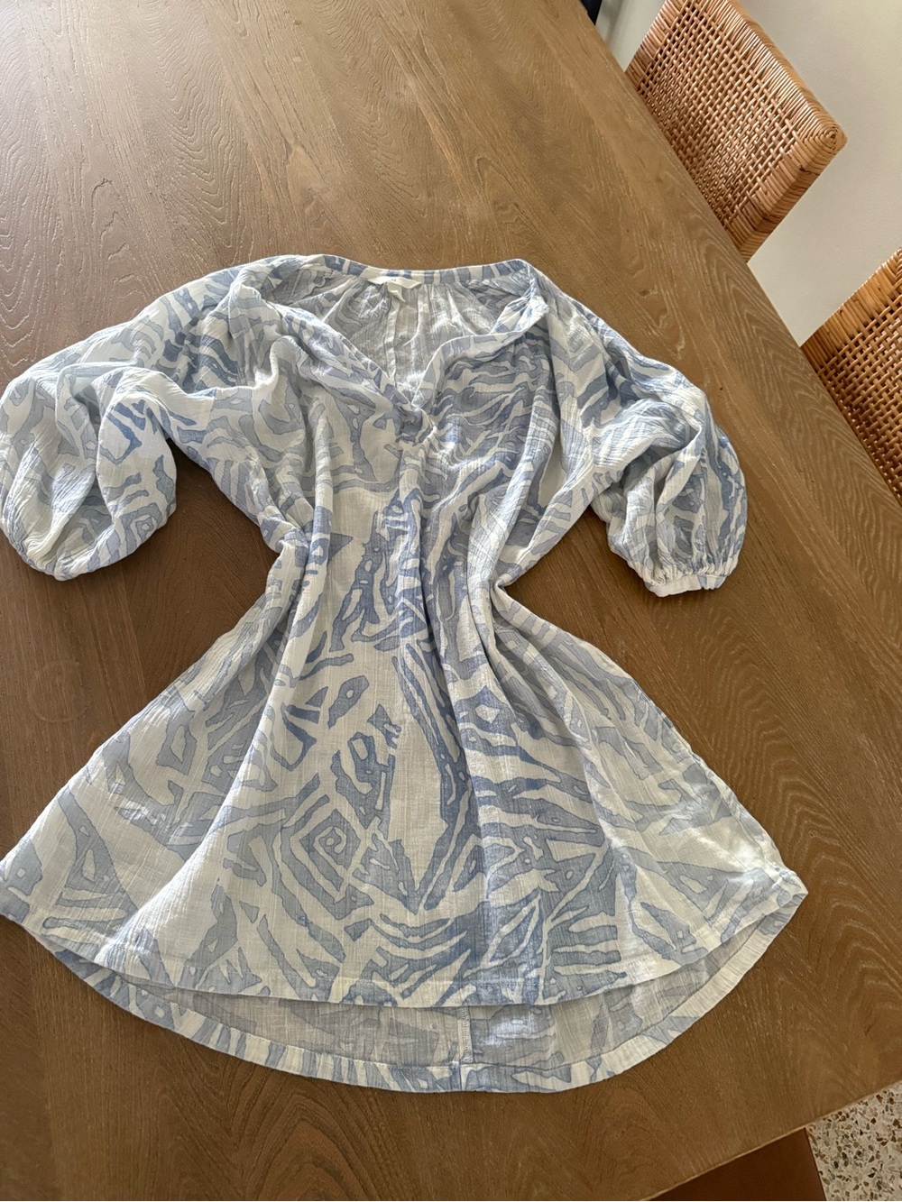 H&M White Tunic with Light Blue Abstract Stripe Pattern